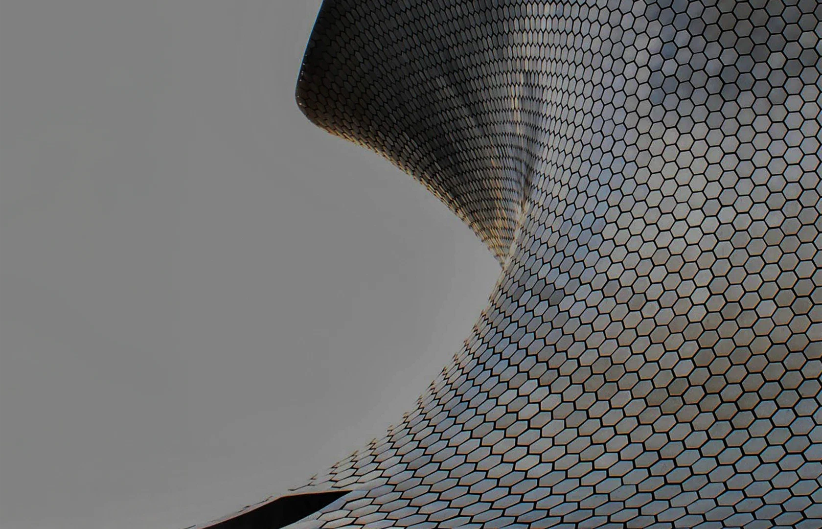 Dettaglio della facciata contemporanea del Museo Soumaya